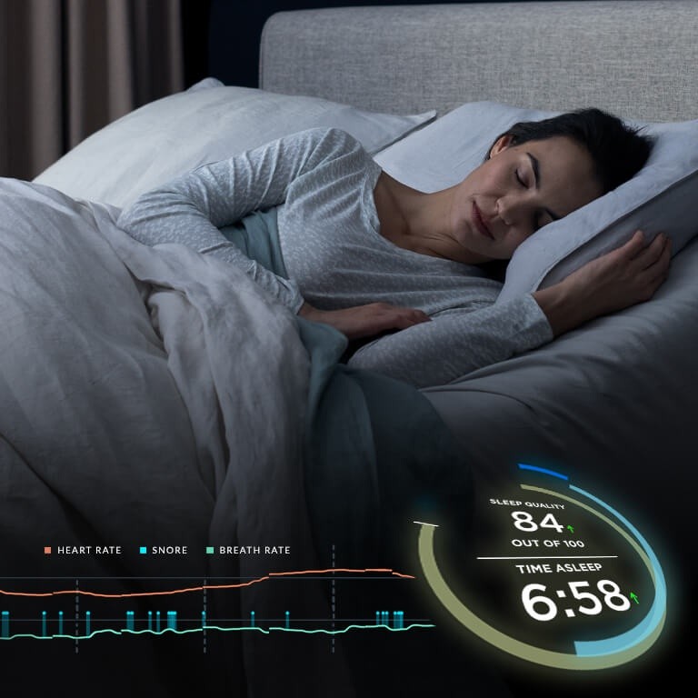 Woman sleeping with the Tempur-Ergo® Smart Base monitoring her snoring, heart rate, and breath rate