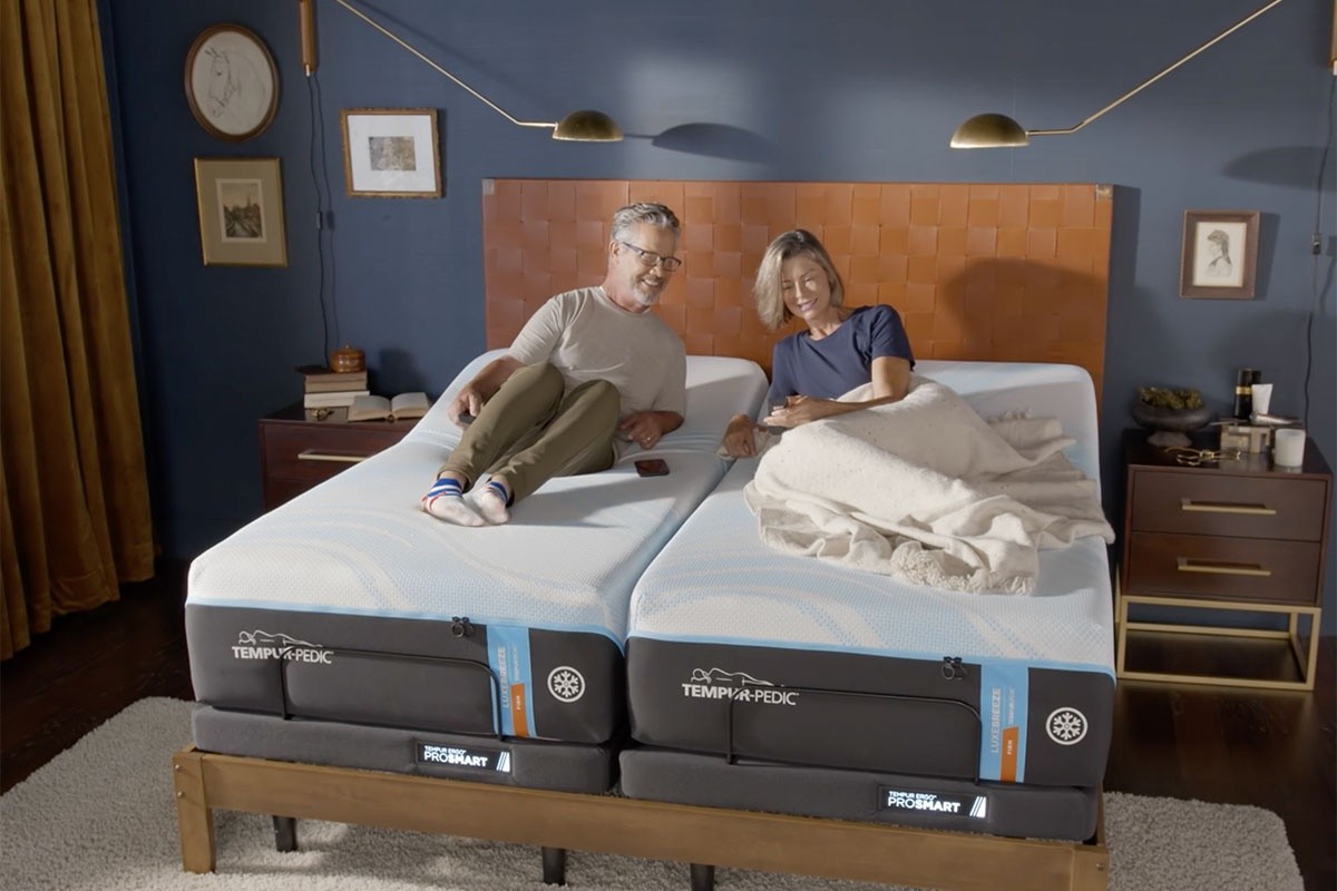 A couple using the Sleeptracker-AI App on a TEMPUR-Ergo ProSmart base